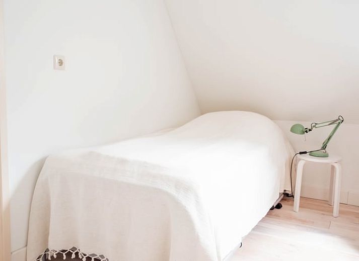 Entree van vakantiehuisje in Diepenheim, Twente, omgeven door groene planten.