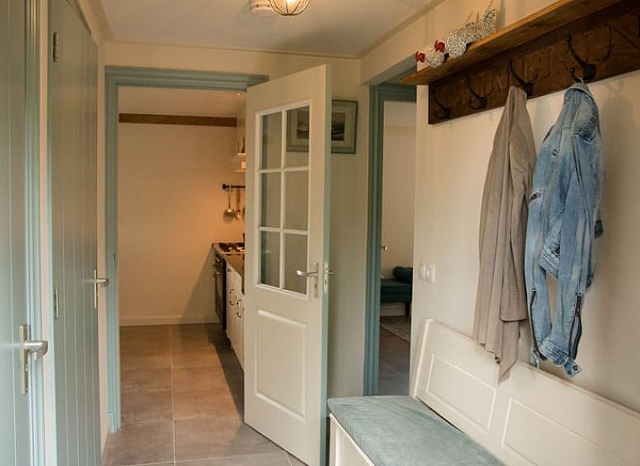 Gezellige veranda van Huisje in Diepenheim, vakantiehuis in Twente, Overijssel, omgeven door natuur met comfortabele zitgelegenheid.