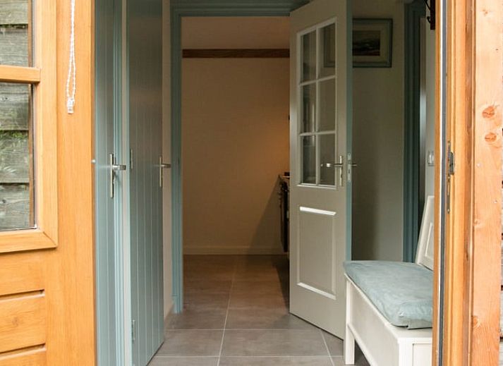 Geniet van het uitzicht op de natuur vanaf de veranda van Huisje in Diepenheim, een vakantiehuis in Twente, Overijssel.