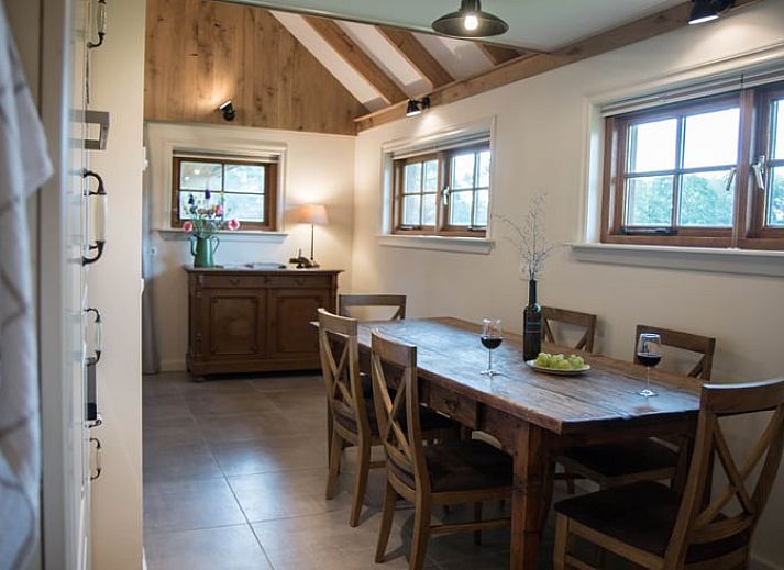 Geniet van het uitzicht op de natuur vanaf de veranda van Huisje in Diepenheim, een vakantiehuis in Twente, Overijssel.