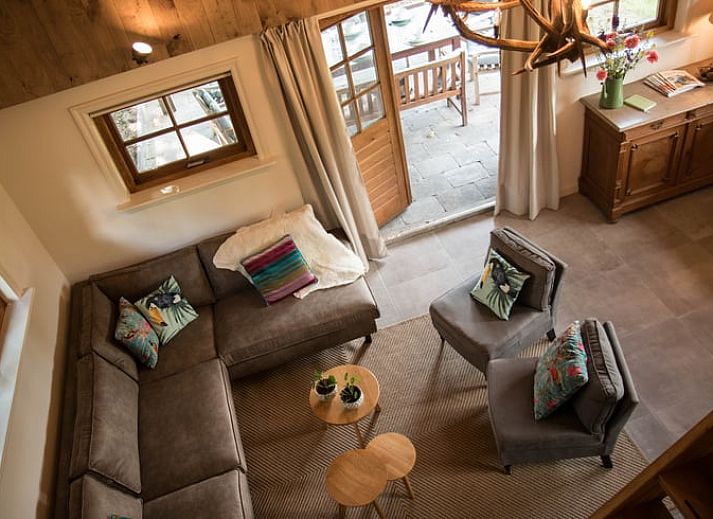 Geniet van het uitzicht op de natuur vanaf de veranda van Huisje in Diepenheim, een vakantiehuis in Twente, Overijssel.