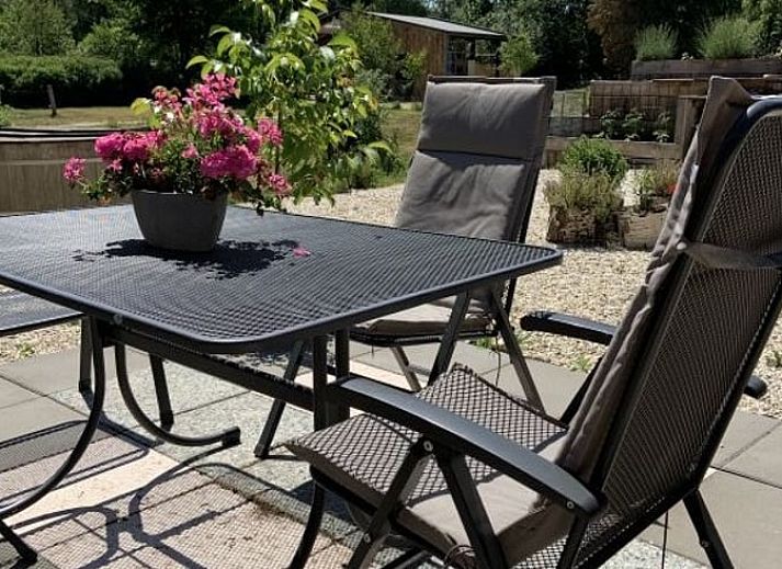 Geniessen Sie Kunst im Garten von Huisje in Diepenheim, einem Ferienhaus im gruenen Twente, Overijssel, umgeben von Natur.