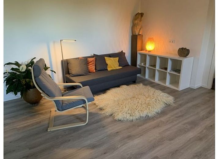 Geniessen Sie Kunst im Garten von Huisje in Diepenheim, einem Ferienhaus im gruenen Twente, Overijssel, umgeben von Natur.