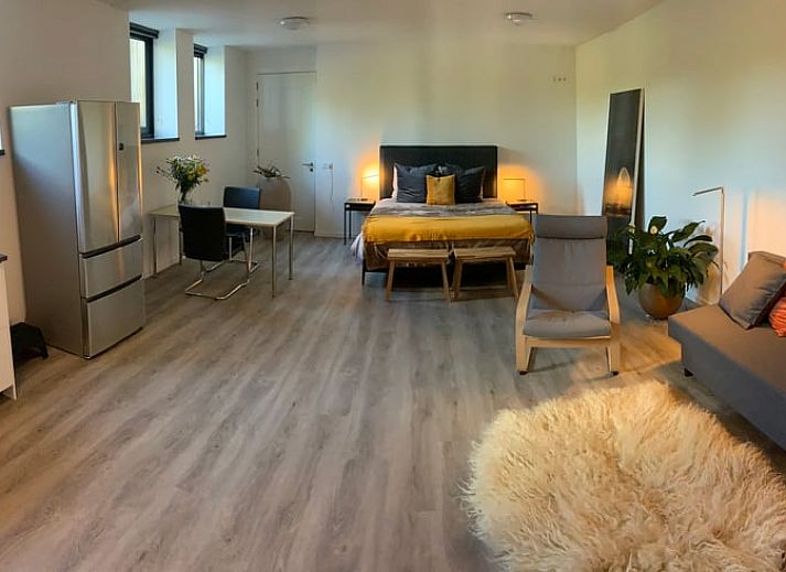 Geniessen Sie Kunst im Garten von Huisje in Diepenheim, einem Ferienhaus im gruenen Twente, Overijssel, umgeben von Natur.