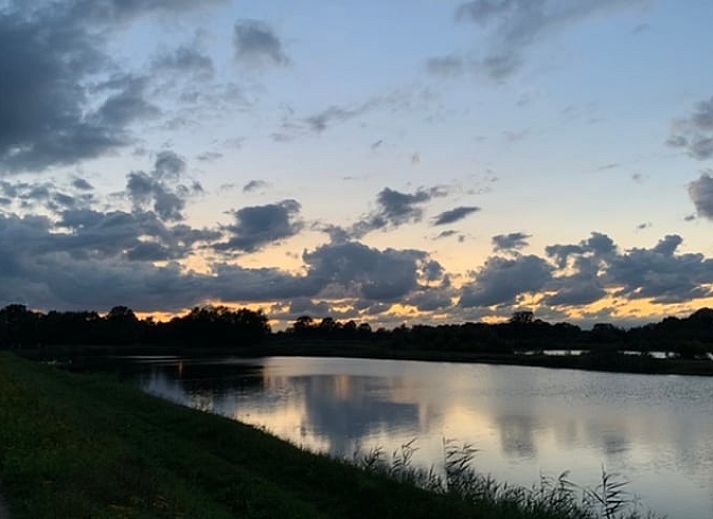 Geniessen Sie den sonnigen Garten des Huisje in Diepenheim, ein Ferienhaus im gruenen Twente, Overijssel.