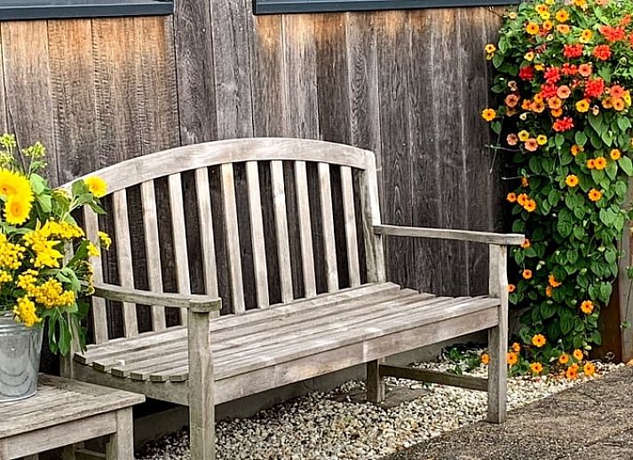 Geniessen Sie den sonnigen Garten des Huisje in Diepenheim, ein Ferienhaus im gruenen Twente, Overijssel.