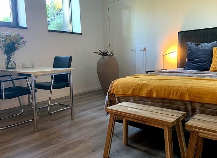 Gemuetliches Wohnzimmer von Huisje in Diepenheim, Ferienhaus in Twente, Overijssel mit komfortabler Sitzecke und gemuetlicher Einrichtung.