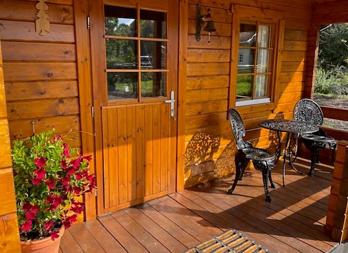 Ferienhaus in Enschede, gelegen in Twente, inmitten eines gruenen Gartens und bluehender Blumen in Overijssel.