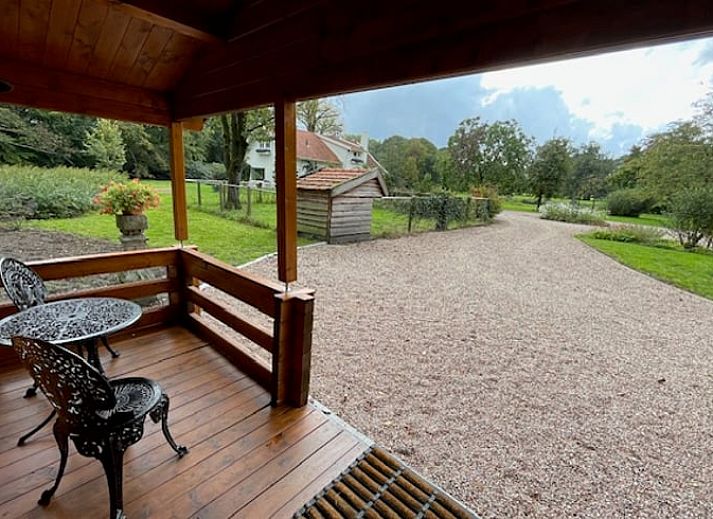 Ferienhaus in Enschede, gelegen in Twente, inmitten eines gruenen Gartens und bluehender Blumen in Overijssel.