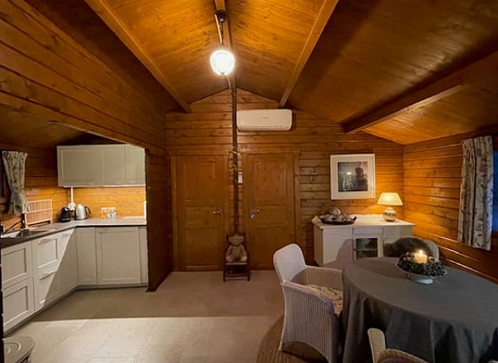 Charmantes Holzferienhaus in Enschede, Twente, mit einer einladenden Veranda in Overijssel.