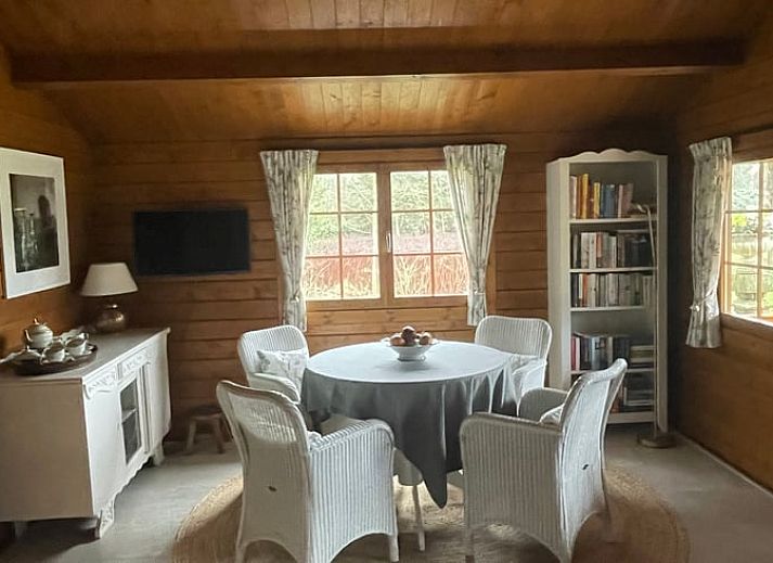 Charmantes Holzferienhaus in Enschede, Twente, mit einer einladenden Veranda in Overijssel.