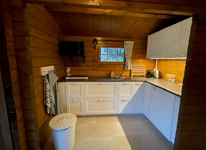 Charmantes Holzferienhaus in Enschede, Twente, mit einer einladenden Veranda in Overijssel.