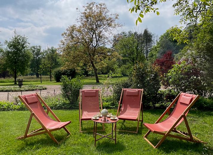 Gemuetliche Veranda des Ferienhauses in Enschede, Twente, mit Sitzgelegenheiten und Blumen in Overijssel.