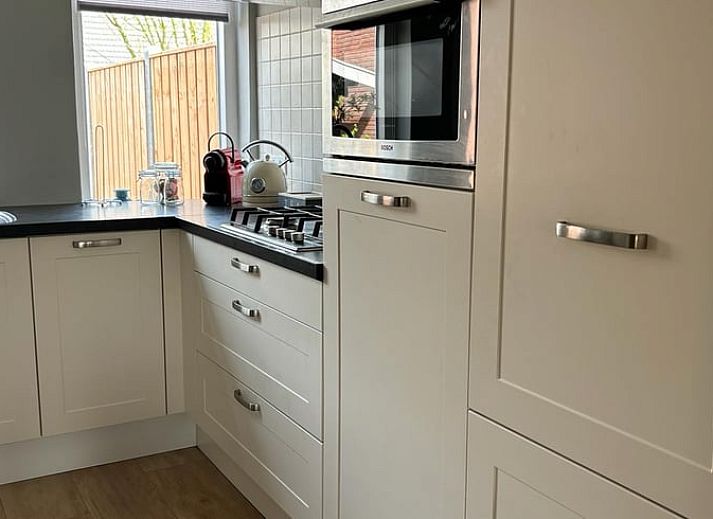 Luftaufnahme von Haus in Enschede, Ferienunterkunft in Twente, umgeben von Natur.