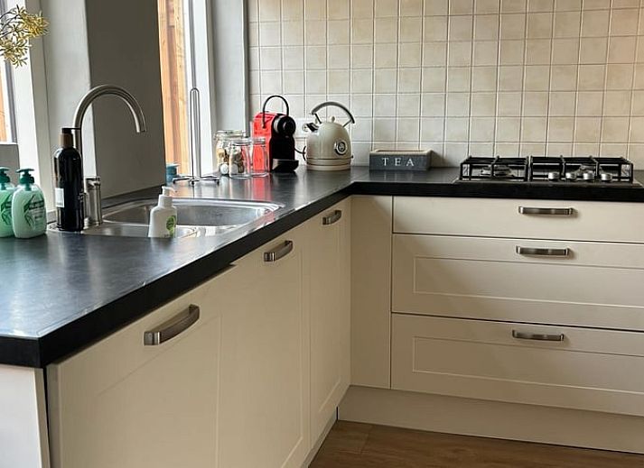 Luftaufnahme von Haus in Enschede, Ferienunterkunft in Twente, umgeben von Natur.