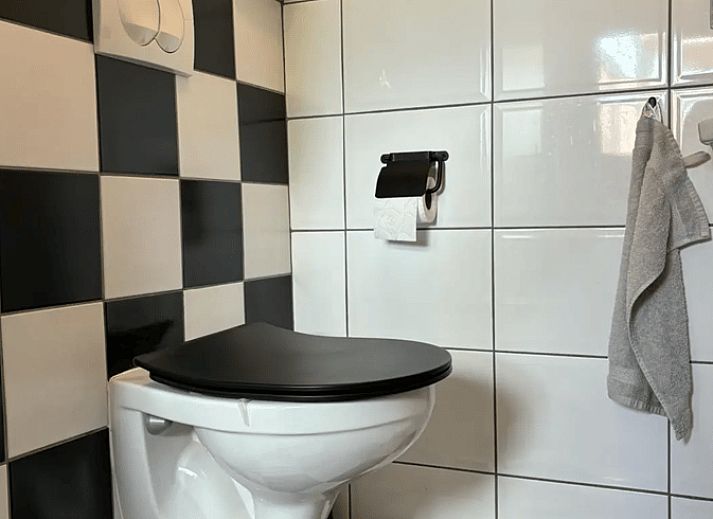 Luftaufnahme von Haus in Enschede, Ferienunterkunft in Twente, umgeben von Natur.