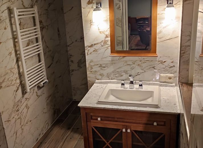 Veranda des Ferienhauses in Oldenzaal in Twente, ideal zum Entspannen an der frischen Luft.