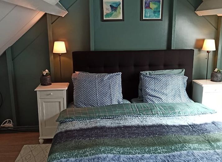 Blick auf die weiten Grasflaechen rund um das Ferienhaus in Oldenzaal, Twente, Overijssel.