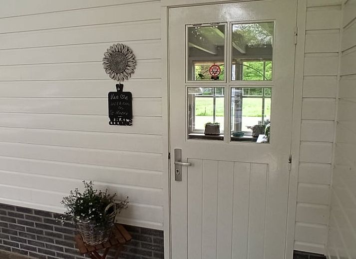 Blick auf die weiten Grasflaechen rund um das Ferienhaus in Oldenzaal, Twente, Overijssel.