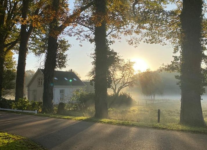 Moderne Kueche im Ferienhaus in Oldenzaal, komplett ausgestattet fuer einen komfortablen Aufenthalt.