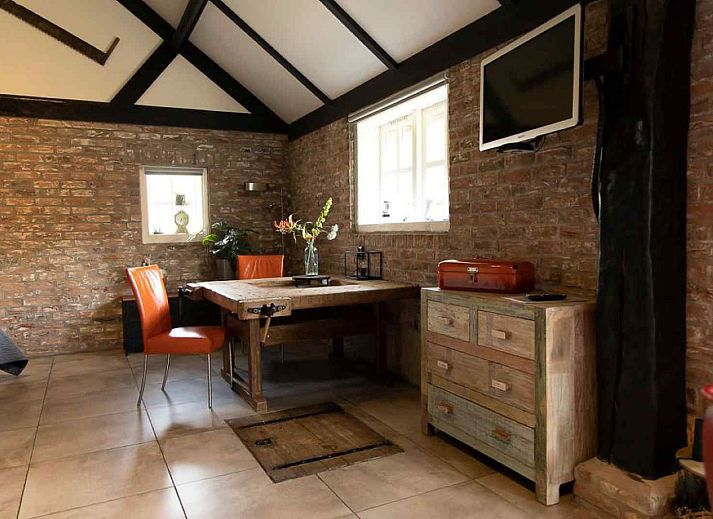 Gezellig overdekt terras bij vakantiehuis OV424 in Westerhaar-Vriezenveensewijk, Twente, Overijssel.