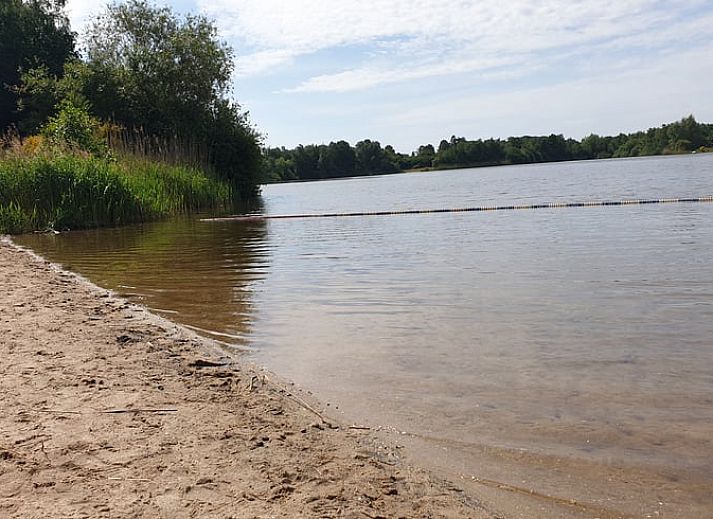 Prachtig uitzicht op natuurlijke omgeving nabij Huisje in Westerhaar-Vriezenveensewijk, Twente, met serene wateren en grasland.