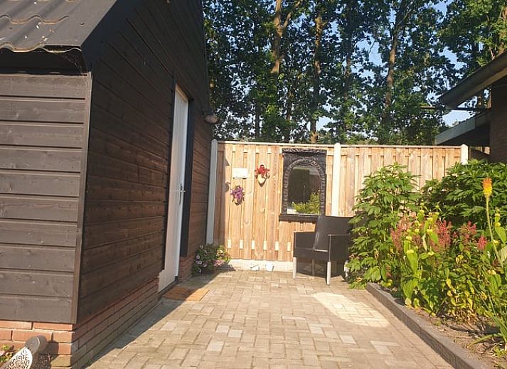 Stijlvolle badkamer in vakantiehuis Huisje in Westerhaar-Vriezenveensewijk, Twente, met moderne voorzieningen.