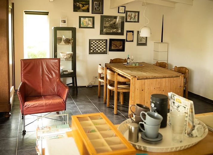 Zijaanzicht van het vakantiehuisje in Westerhaar-Vriezenveensewijk met weelderige omgeving in Twente, Overijssel.