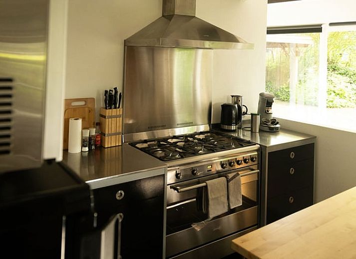 Moderne badkamer in vakantiehuisje in Westerhaar-Vriezenveensewijk, Twente, Overijssel.