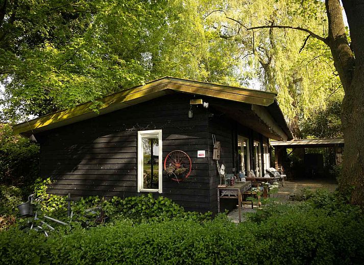 Moderne badkamer in vakantiehuis OV604, Westerhaar-Vriezenveensewijk, Twente.