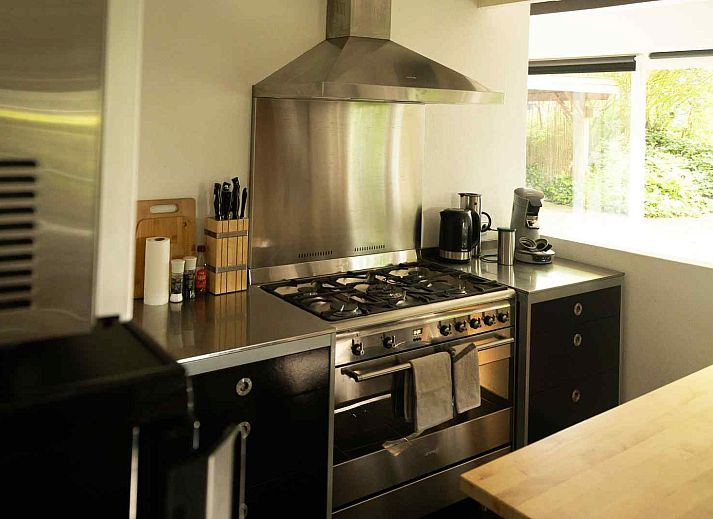 Moderne badkamer in vakantiehuis OV604, Westerhaar-Vriezenveensewijk, Twente.