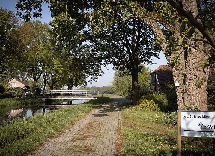 Zonnig terras bij vakantiehuis OV604 in Westerhaar-Vriezenveensewijk, Twente.