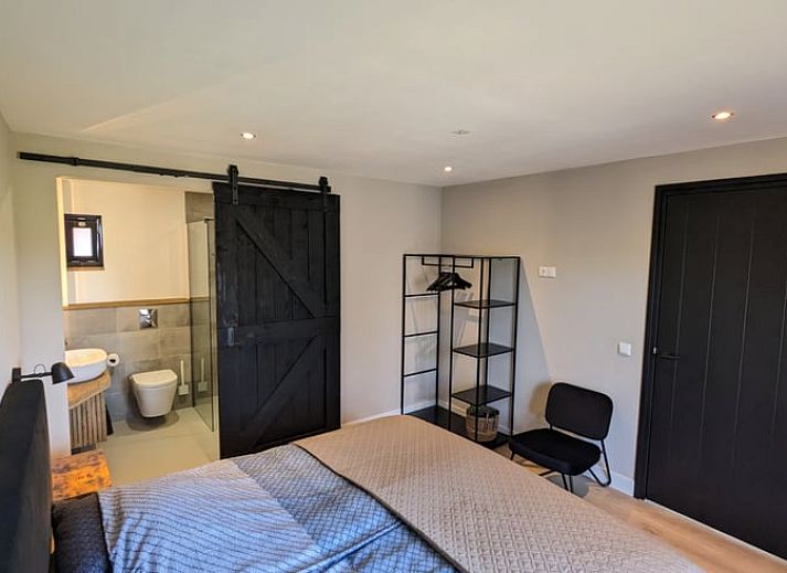 Exterior of Cottage in Markelo, Overijssel with modern architecture and green surroundings.