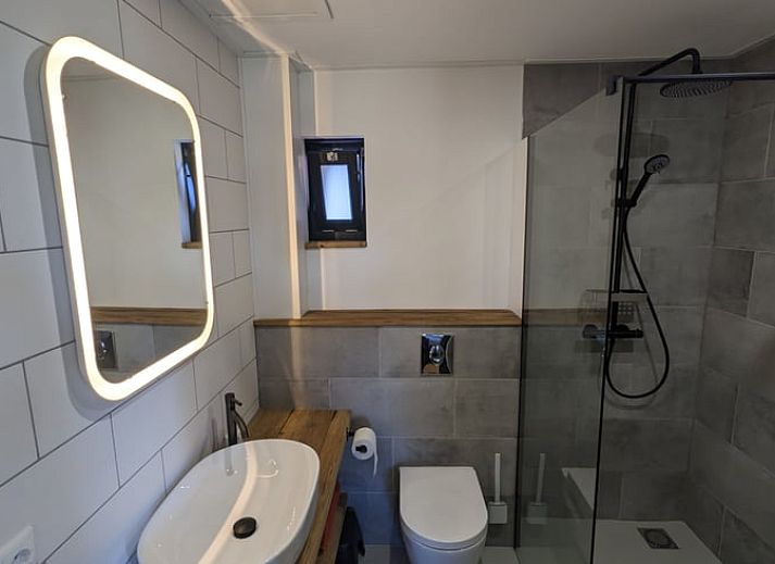 Exterior of Cottage in Markelo, Overijssel with modern architecture and green surroundings.