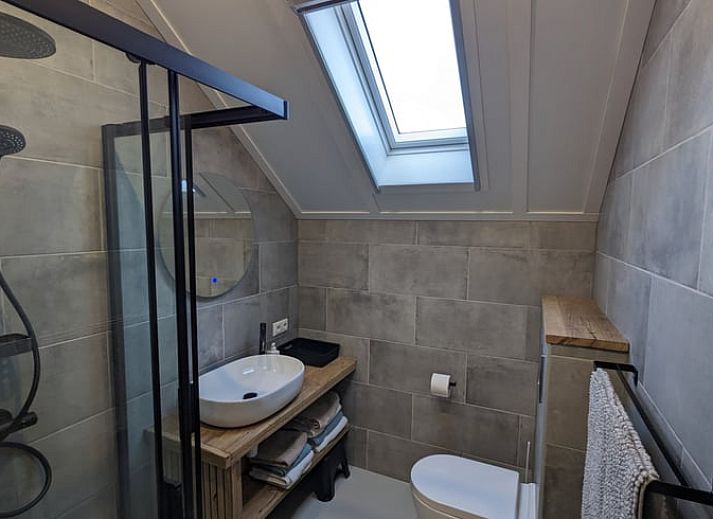 Exterior of Cottage in Markelo, Overijssel with modern architecture and green surroundings.