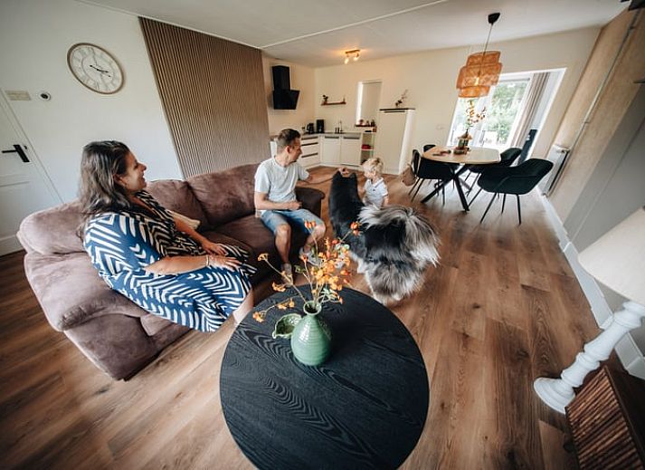 Geniet van het terras van Huisje in Markelo, een vakantiehuis in Twente, Overijssel, omgeven door natuur en rust.