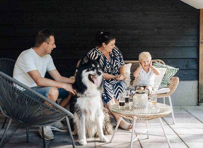 Gezellige woonkamer van Huisje in Markelo, vakantiehuis in Twente, Overijssel, met moderne inrichting en familievriendelijke sfeer.