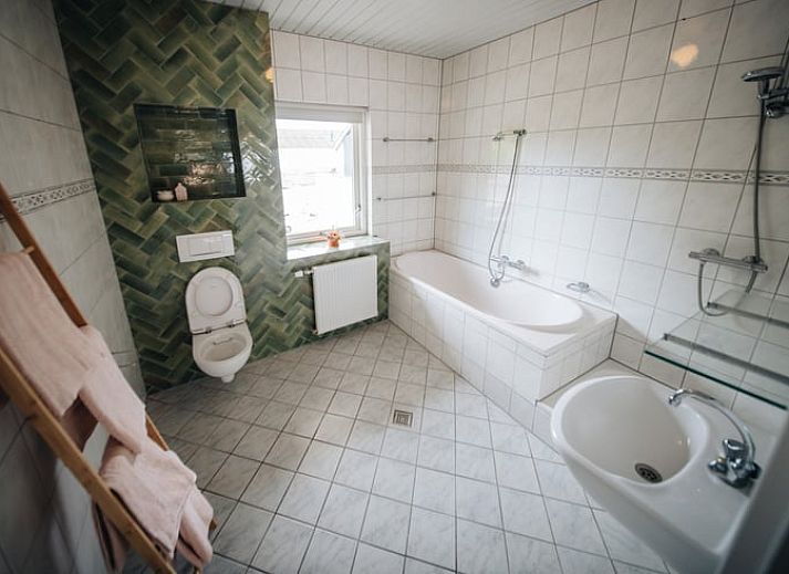 Gezellige woonkamer van Huisje in Markelo, vakantiehuis in Twente, Overijssel, met moderne inrichting en familievriendelijke sfeer.