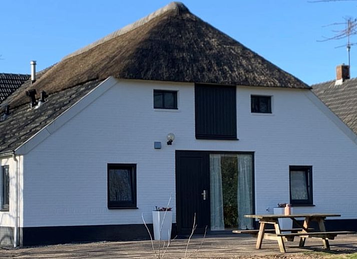 Vakantiehuisje in Markelo, een charmante vakantiewoning in Twente, Overijssel, omgeven door groene natuur en een uitnodigend terras.