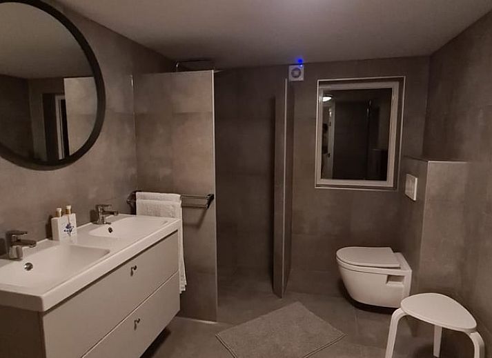 Vakantiehuisje in Markelo, een charmante vakantiewoning in Twente, Overijssel, omgeven door groene natuur en een uitnodigend terras.