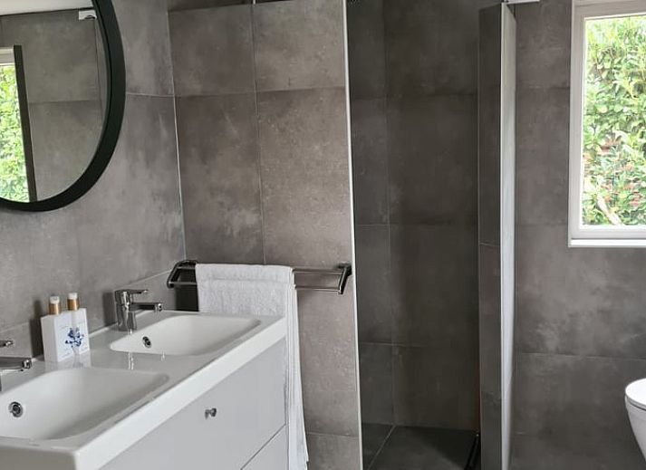 Vakantiehuisje in Markelo, een charmante vakantiewoning in Twente, Overijssel, omgeven door groene natuur en een uitnodigend terras.