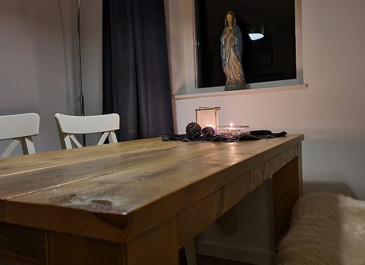 Ontspan in de tuin van Vakantiehuisje in Markelo, gelegen in het groene Twente, Overijssel, met kleurrijke bloemen en ligstoelen.