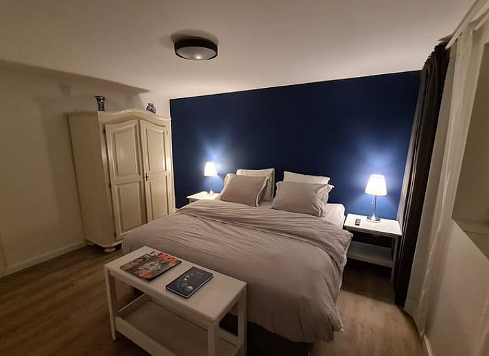 Ontspan in de tuin van Vakantiehuisje in Markelo, gelegen in het groene Twente, Overijssel, met kleurrijke bloemen en ligstoelen.