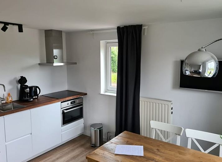 Geniet van een ontspannen ontbijt op het terras van Vakantiehuisje in Markelo, gelegen in het groene Twente, Overijssel.