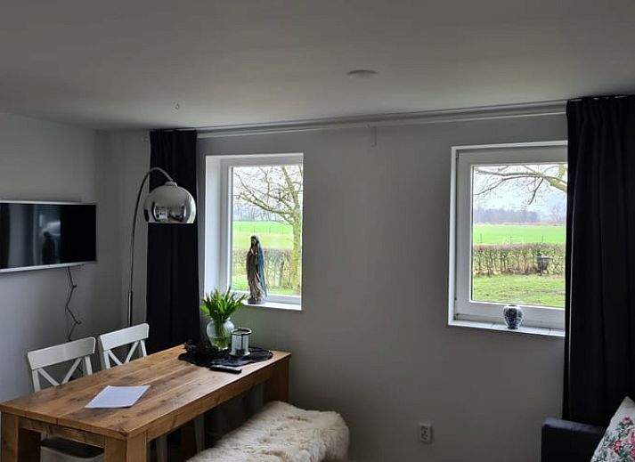 Geniet van een ontspannen ontbijt op het terras van Vakantiehuisje in Markelo, gelegen in het groene Twente, Overijssel.