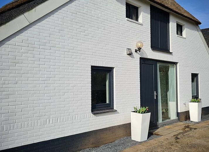 Geniet van een ontspannen ontbijt op het terras van Vakantiehuisje in Markelo, gelegen in het groene Twente, Overijssel.