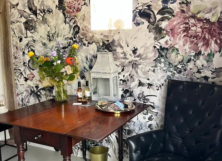 Zonnig terras bij Vakantiehuisje in Markelo, omringd door groen in Twente, Overijssel.