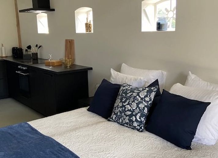 Zonnig terras bij Vakantiehuisje in Markelo, omringd door groen in Twente, Overijssel.