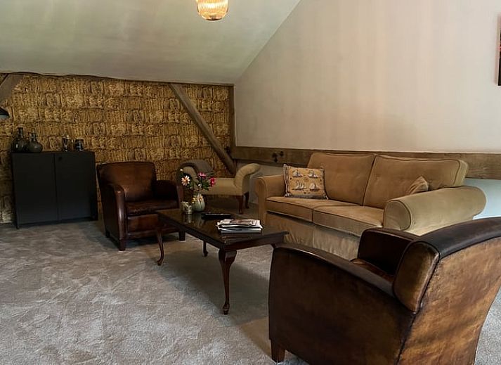 Zonnig terras bij Vakantiehuisje in Markelo, omringd door groen in Twente, Overijssel.