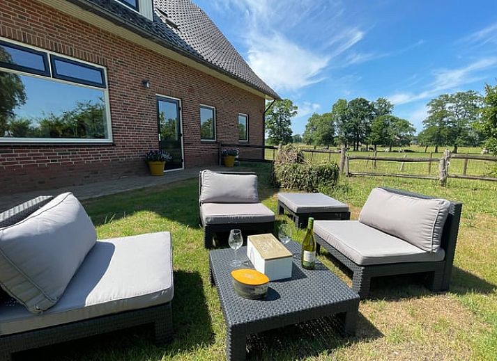 Gemuetliche Kueche und Essbereich im Ferienhaus in Markelo, Twente, Overijssel mit rustikalen Holzakzenten und modernen Annehmlichkeiten.